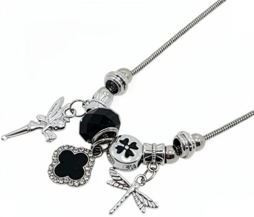 Cadena de acero quirurgico cola de raton simil pandora con dijes fantasia campanita trebol negro 45c